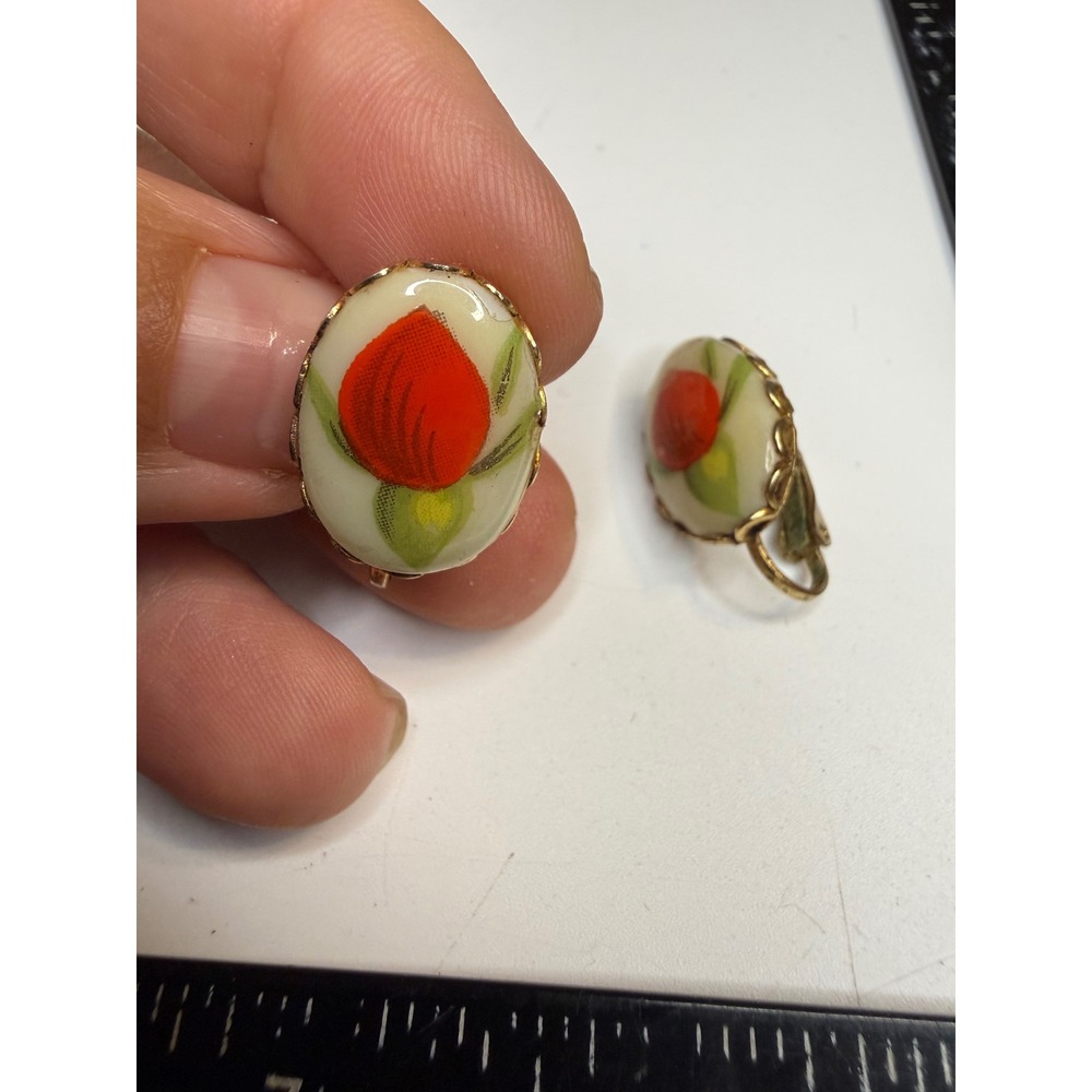 Vintage Hand Painted Red Rose Bud Clip On Earrings Gold Tone Scalloped Oval